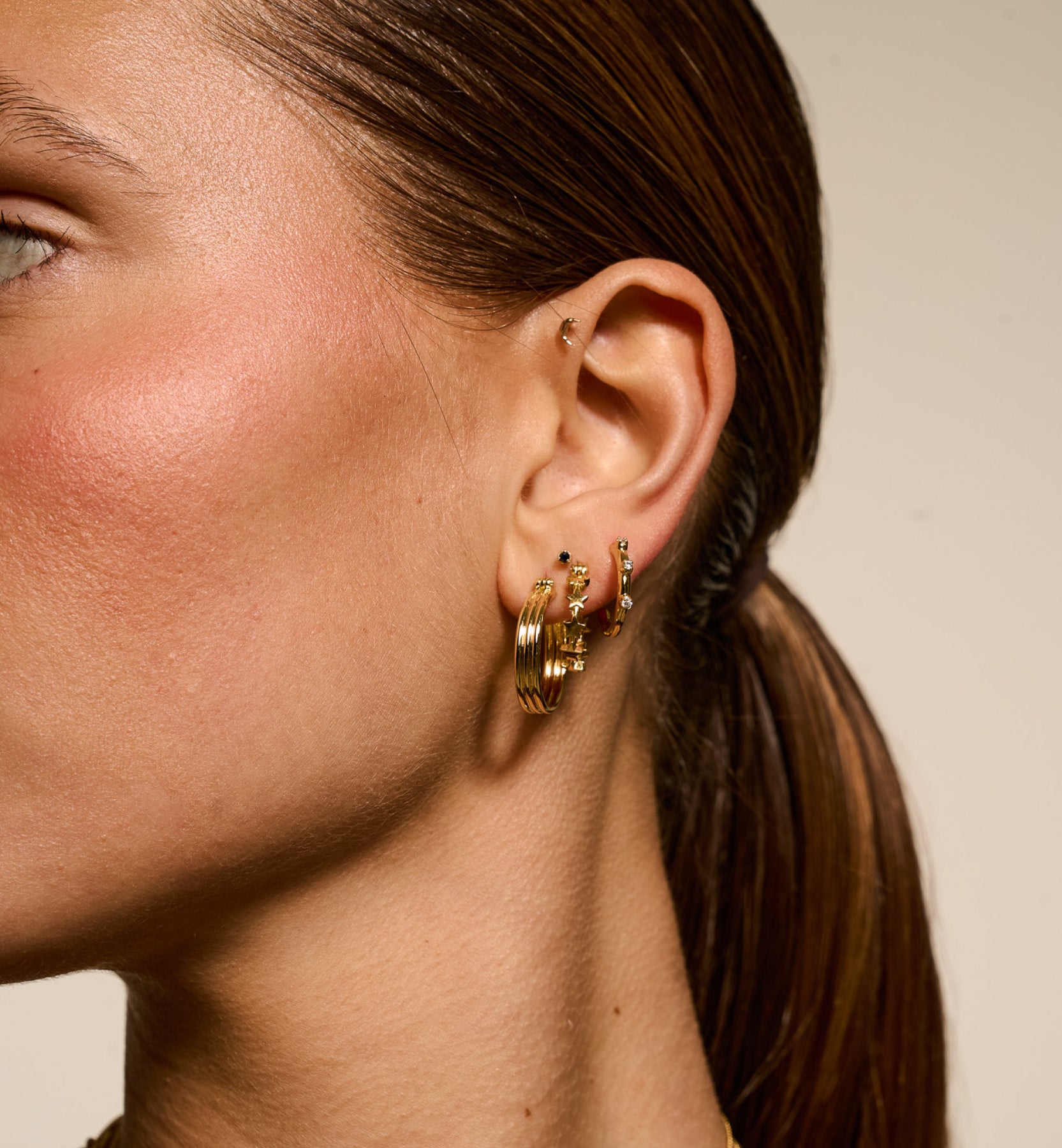 Anna + Nina Single Stars Align Hoop Earring